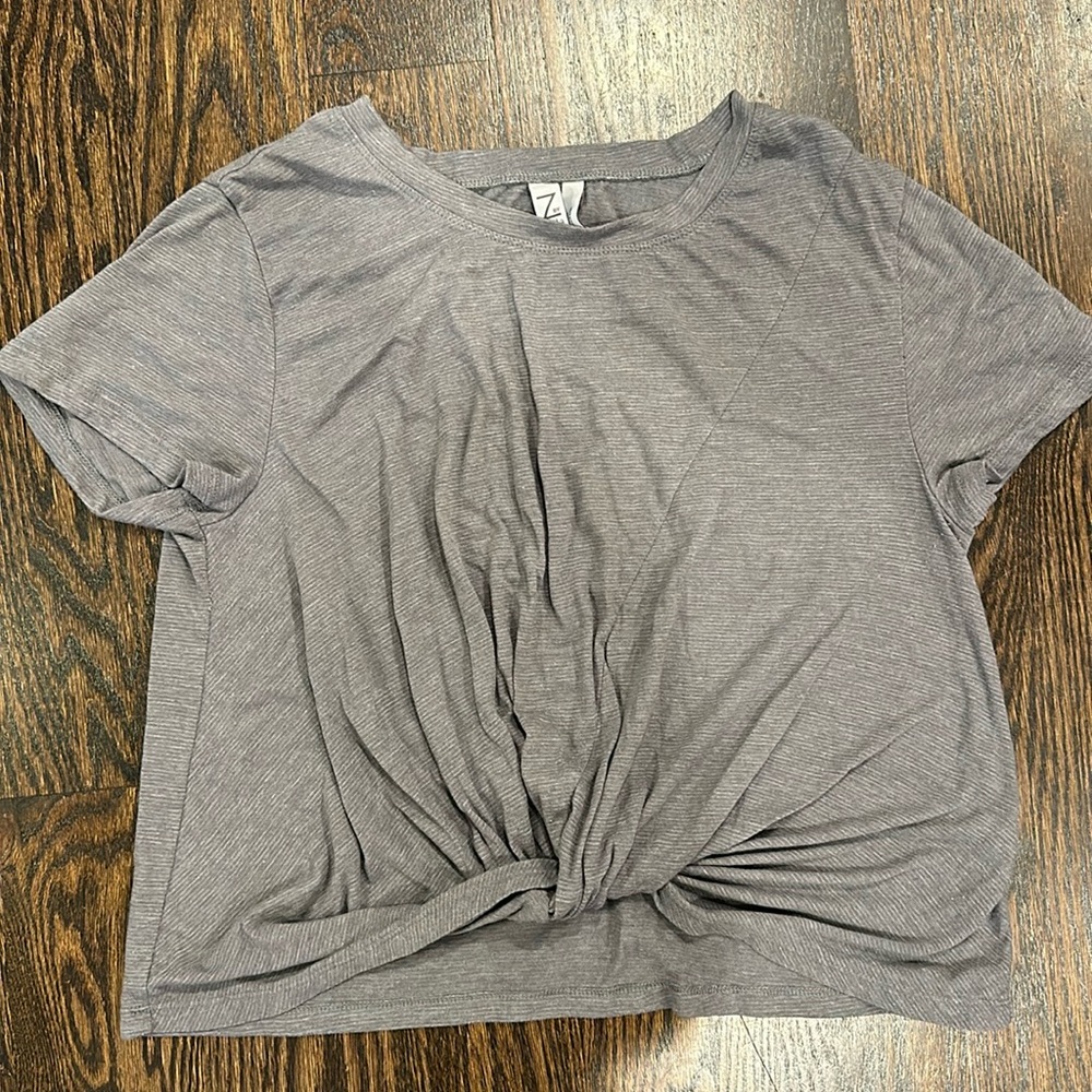 Z by zella scrunch front shirt